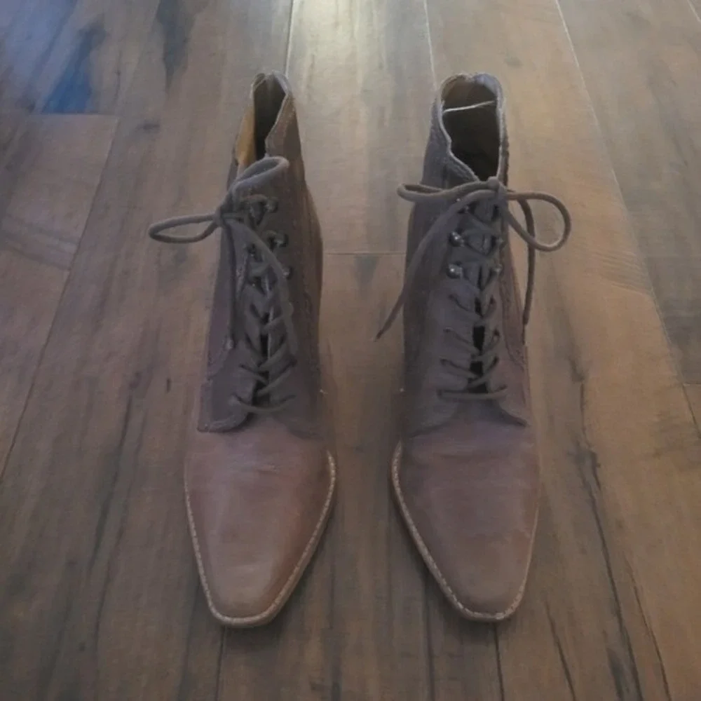Euro Club 80s Brown Leather Lace Up Ankle Boots Pointed Toe Block Heel 7.5B